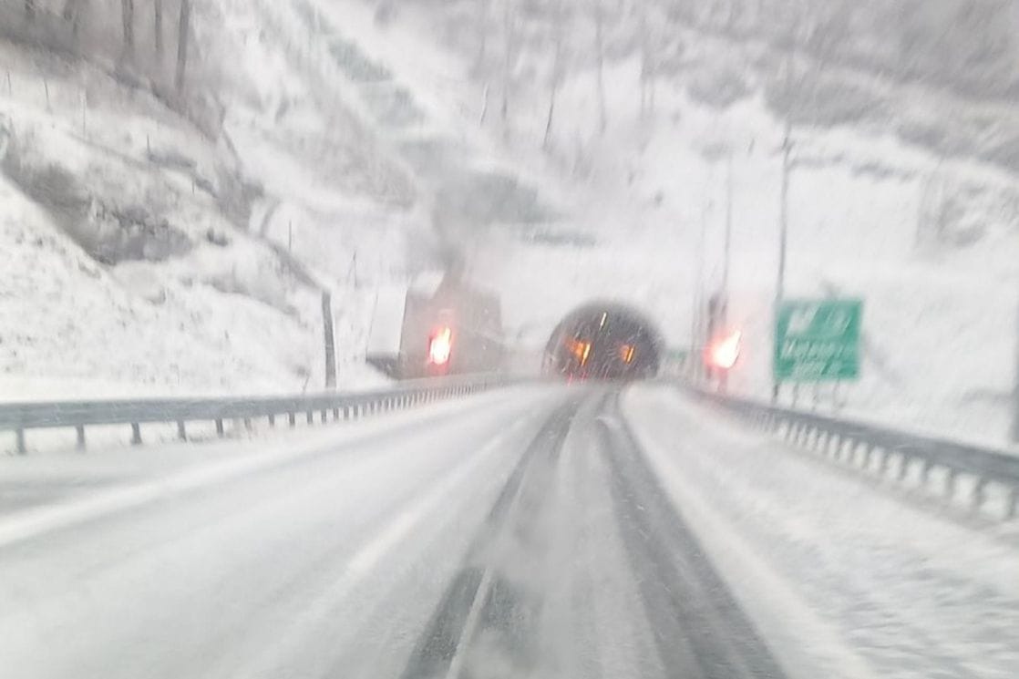 Vozite oprezno: Na autoputu snijeg, kolovozi mokri, ima i magle